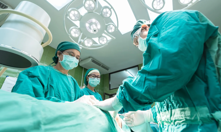 手術をする医師たち